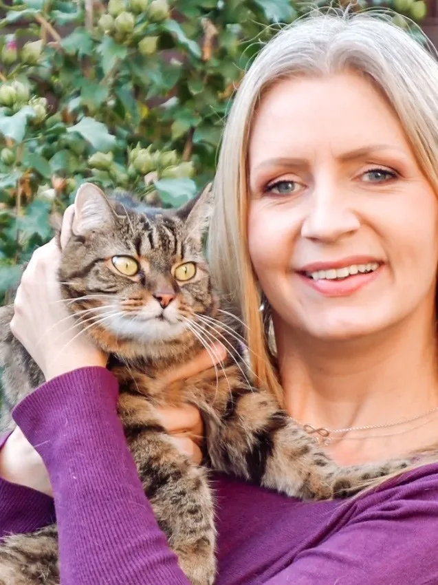 Jessica Koß mit einer Katze auf dem Arm